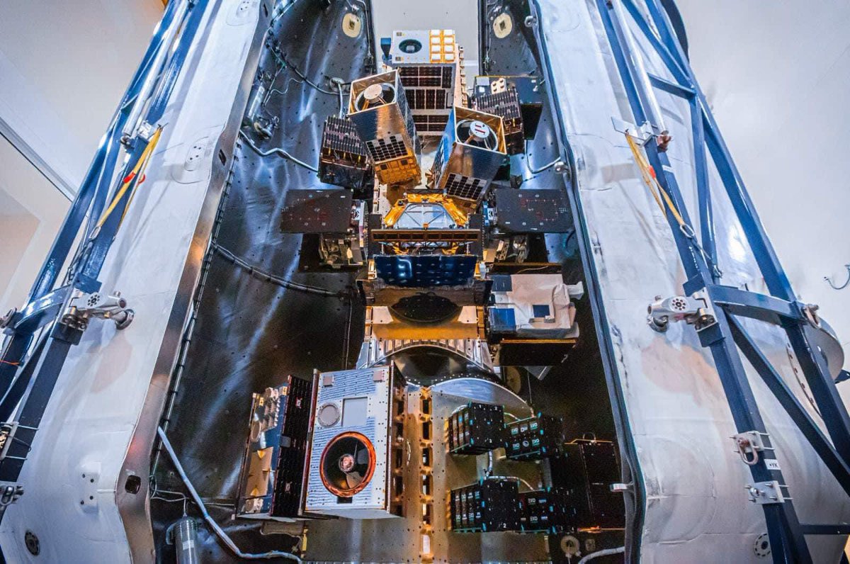 Baterdene2597's tweet photo. 🚀 SpaceX #Falcon9 пуужингийн хамгийн урт хэсгийн хошуунд маргааш сансарт хөөрөх хиймэл дагуулууд байршлаа. Сайн харвал баруун доод буланд #ONDOSPACE #OWL хиймэл дагуул сансрын аялалдаа бэлэн, бэхлэгдсэн байгаа харагдана. https://t.co/0SYKxLC6b1