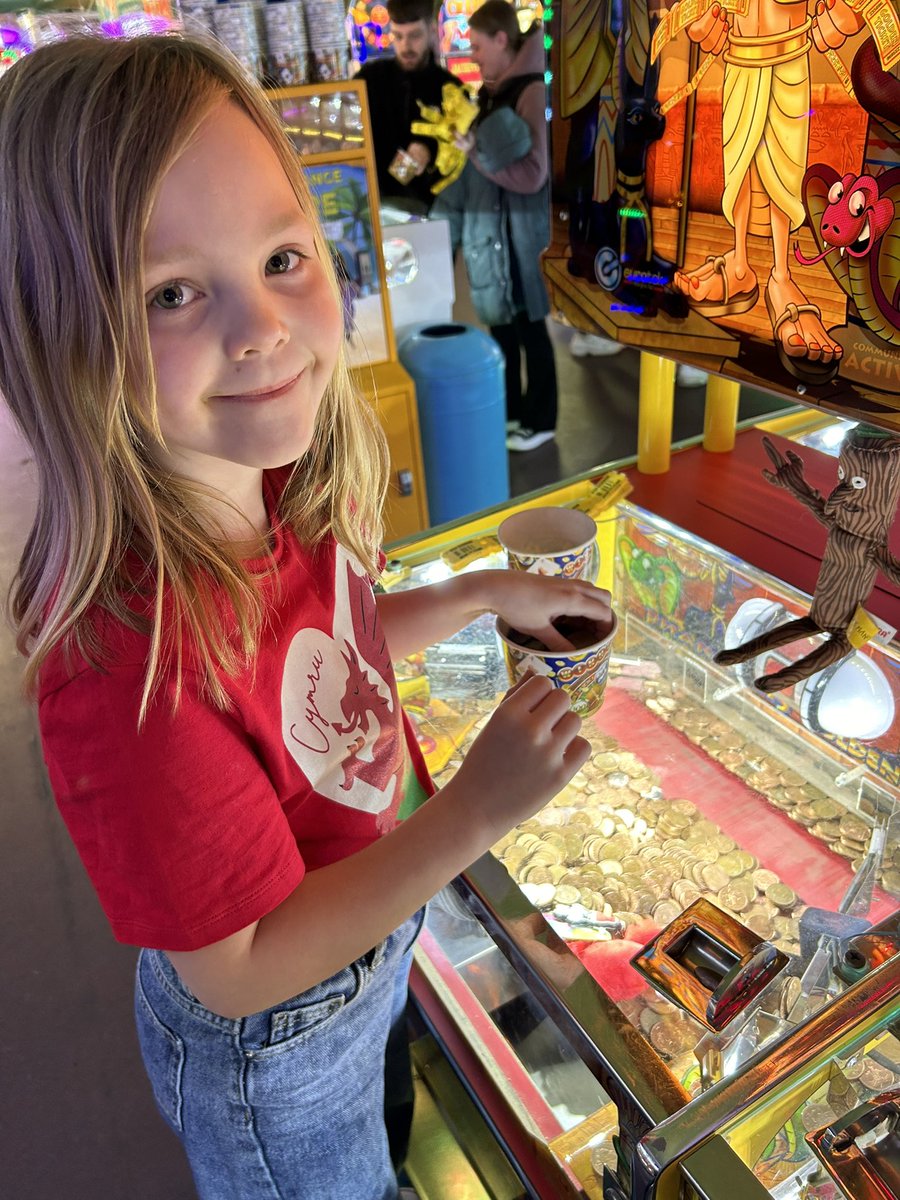 JodieMorgan321's tweet photo. @YBB_Yr1_2 
Stickman had a lovely weekend with Lilah. From playing in the arcade in Mumbles to swimming and bowling in Trecco bay they had lots of fun! Stickman also helped Lilah practice her reading 📖 https://t.co/rPJVaEQyVK