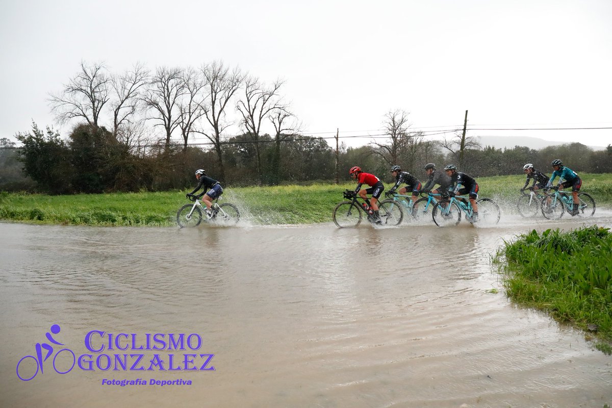WorldTour masc. : llueve, no salimos si no cortais la etapa
Copa España fem: sujetame el cacharro

Foto: <a href="/ciclismogonzale/">ciclismogonzalez.es</a>