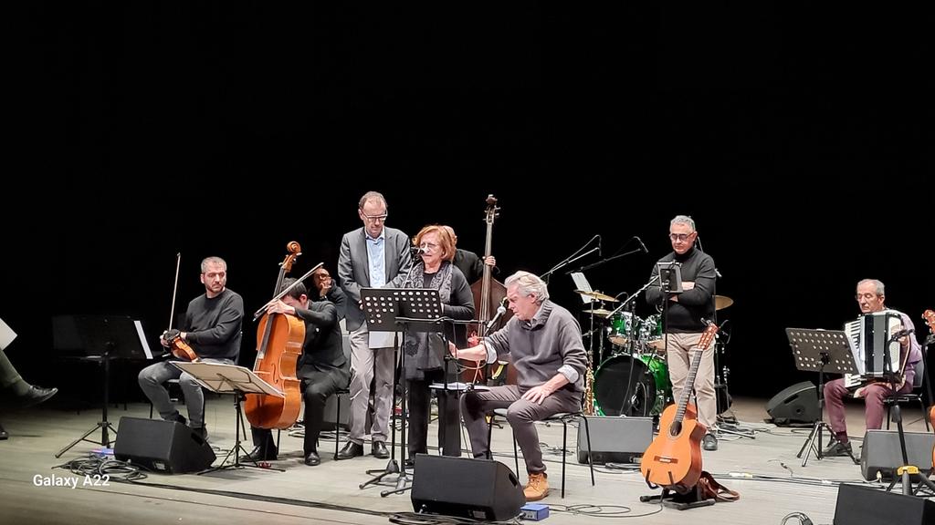 “Gli occhi grandi color di foglia: il nostro Fabrizio De Andrè”. Al Teatro Civico l#rhoa Trasgressione Band.
Interventi molto umani e profondi anche dalle istituzioni.