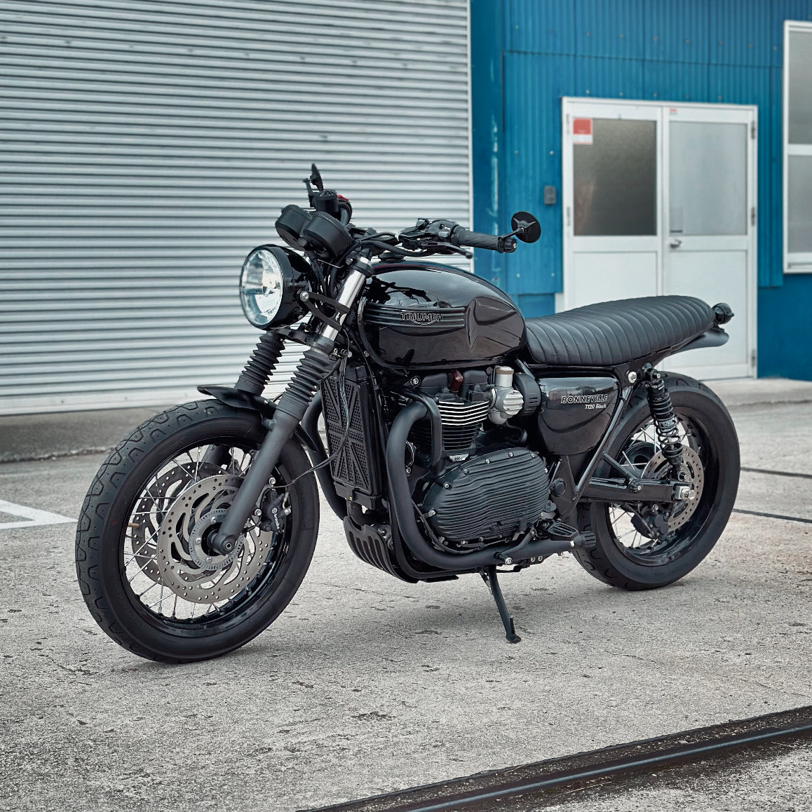 plot_touring's tweet image. 東京モーターサイクルショーに向けて更にブラックカスタムを施した「T120 BLACKOUT」

#motone #モートーン #トライアンフ #ボンネビル