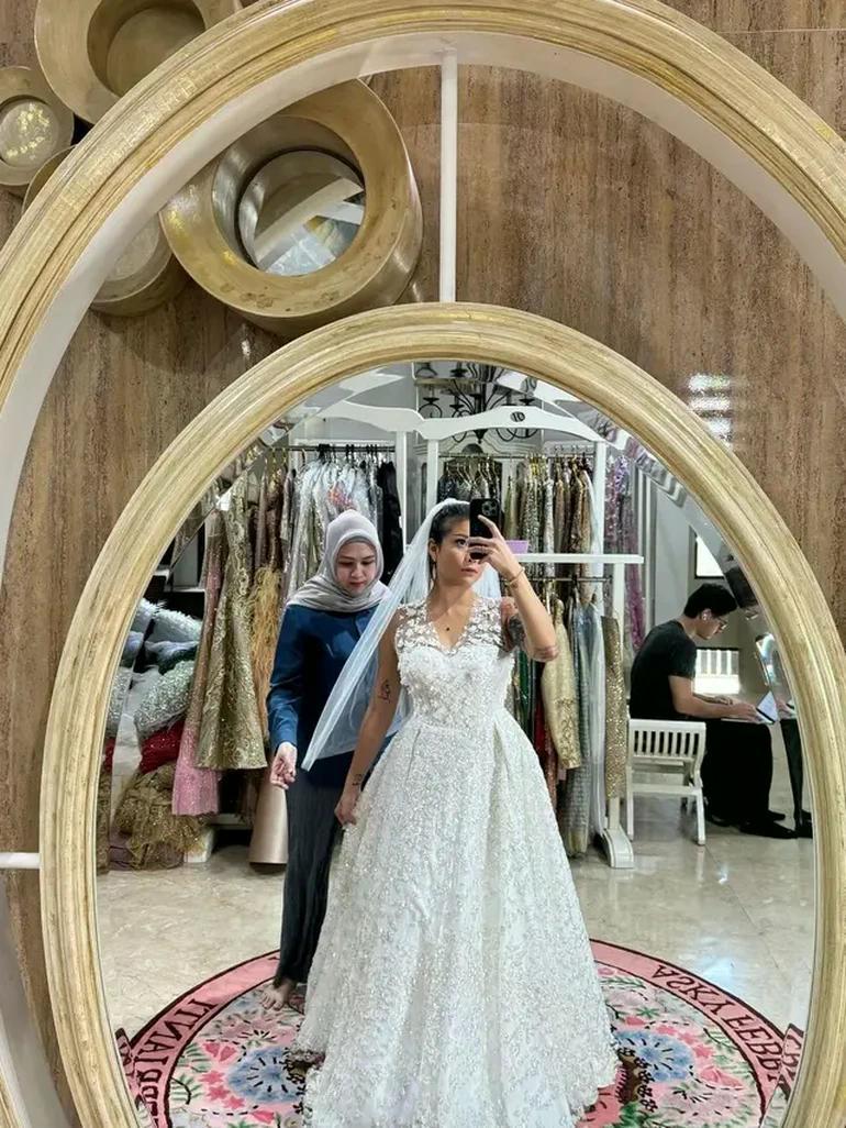 wolipop's tweet image. #Foto Wow, cantik sekali! 😱✨
#Awkarin baru saja terlihat memamerkan foto-fotonya saat fitting baju pengantin. Mengenakan veil dan gaun putih, Awkarin tampil menawan. 

Seperti apa ya penampilannya?👀⬇️
&amp;gt;&amp;gt;dtk.id/NUzTEf

Foto: instagram/narinkovilda
#KarinNovilda