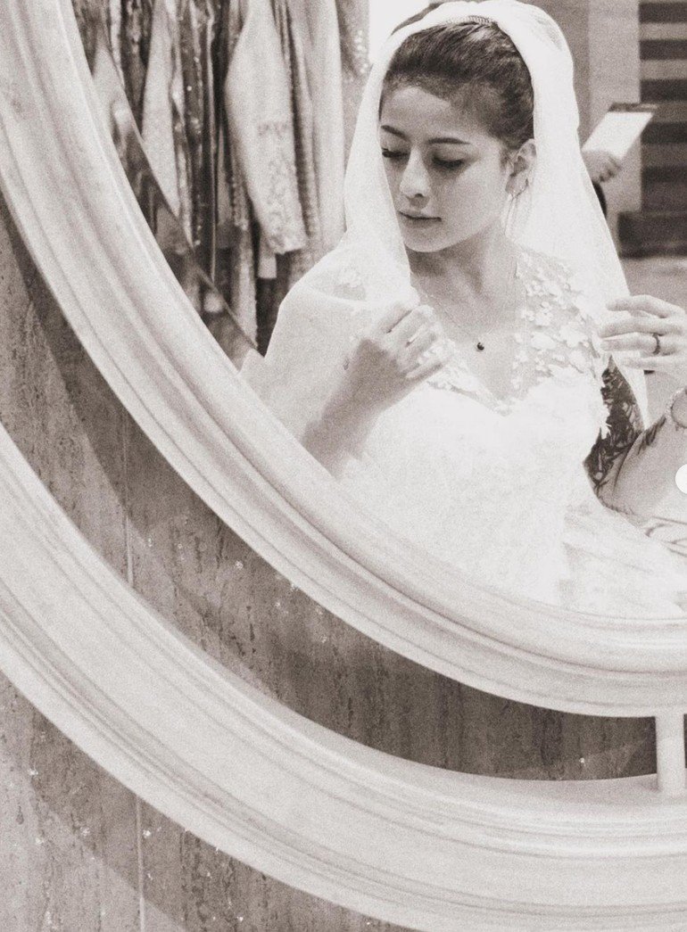 wolipop's tweet image. #Foto Wow, cantik sekali! 😱✨
#Awkarin baru saja terlihat memamerkan foto-fotonya saat fitting baju pengantin. Mengenakan veil dan gaun putih, Awkarin tampil menawan. 

Seperti apa ya penampilannya?👀⬇️
&amp;gt;&amp;gt;dtk.id/NUzTEf

Foto: instagram/narinkovilda
#KarinNovilda