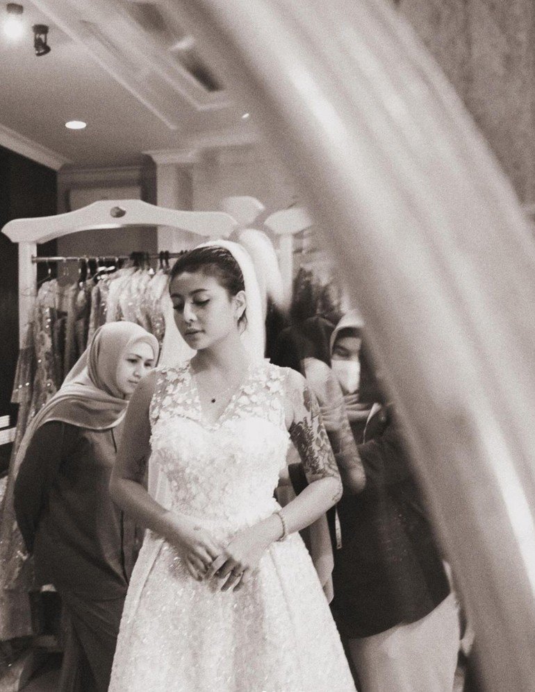 wolipop's tweet image. #Foto Wow, cantik sekali! 😱✨
#Awkarin baru saja terlihat memamerkan foto-fotonya saat fitting baju pengantin. Mengenakan veil dan gaun putih, Awkarin tampil menawan. 

Seperti apa ya penampilannya?👀⬇️
&amp;gt;&amp;gt;dtk.id/NUzTEf

Foto: instagram/narinkovilda
#KarinNovilda