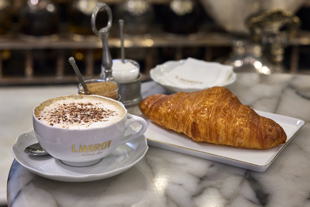 Desayunar en Lhardy es la mejor manera de empezar el día. ¿Eres más de dulce o salado?
#Lhardy #Madrid1839