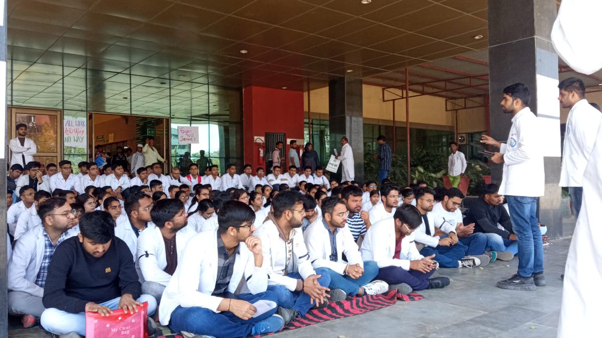 Indian__doctor's tweet photo. Haryana interns are on #Strike!!
There Major  demands are;
★ Stipend increment 
★Fixed Resident doctors Duty hour
★Basic faculties for Patients like Medicines etc 
#MedTwitter @PMOIndia @cmohry @anilvijminister @narendramodi https://t.co/iyb3laZWLe