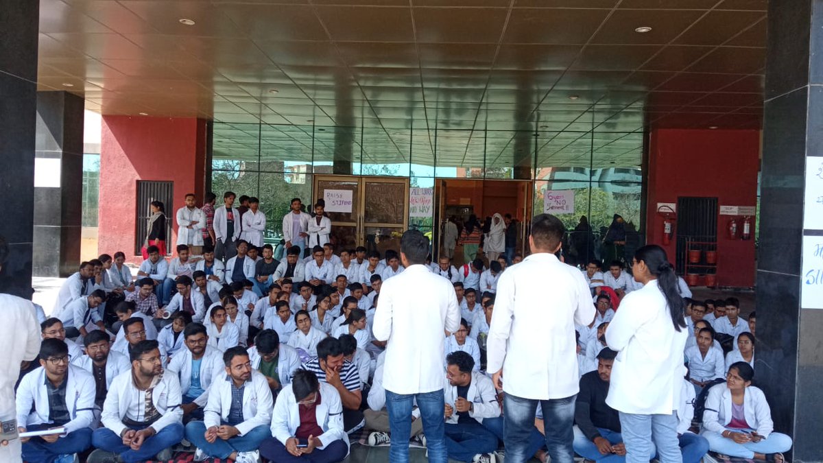 Indian__doctor's tweet photo. Haryana interns are on #Strike!!
There Major  demands are;
★ Stipend increment 
★Fixed Resident doctors Duty hour
★Basic faculties for Patients like Medicines etc 
#MedTwitter @PMOIndia @cmohry @anilvijminister @narendramodi https://t.co/iyb3laZWLe