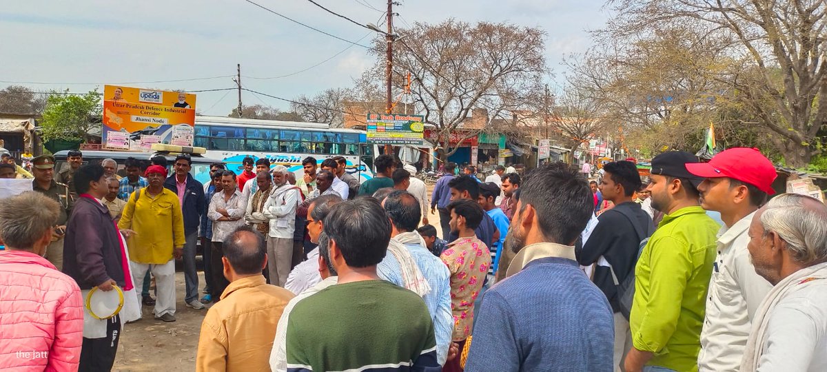 ErachPolice's tweet photo. आज दिनांक 04.03.2024 को वरिष्ठ अधिकारियों के आदेश के क्रम में डायल 112 के संबंध में जनता को जागरुक किए जाने हेतु थाना एरच जनपद झांसी में नुक्कड़ नाटक का आयोजन किया गया। https://t.co/SaAS56Lcf9