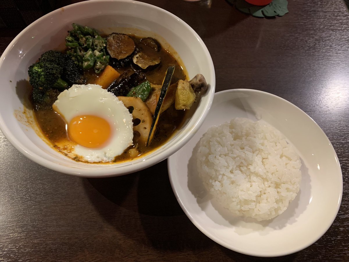 hokkai_support's tweet photo. この前、元町駅の近くにある「FAT BAMBOO」さんに社員さんと行ってきたポ☺️

落ち着いた空間で、スープカレーも素揚げされた野菜もとても美味しかった😋
チキンはホロホロで絶妙だったポ🥰

また食べに行きたいな😚

 #とらぽのランチタイム 
 #札幌 
 #スープカレー https://t.co/rDplN411WJ