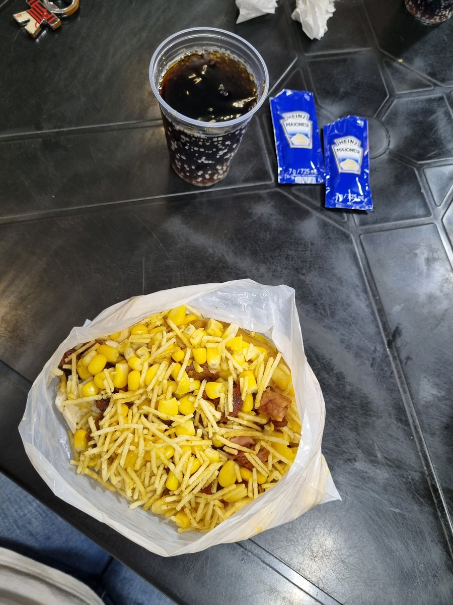 Sentar no Cica, comer um dogão e rir até a barriga doer é muito rolê de final de domingo