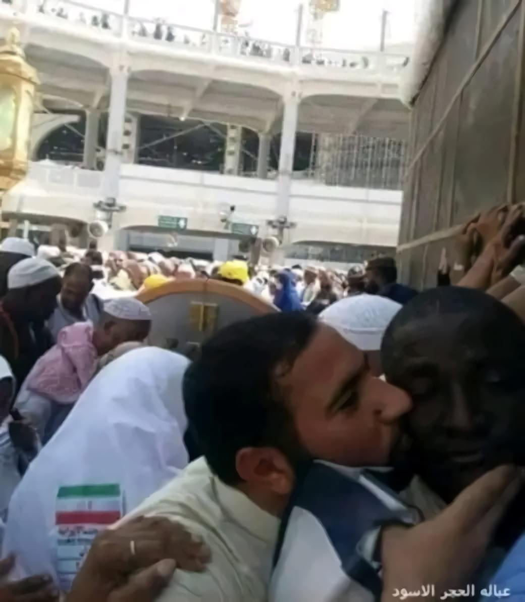 kemvoxta's tweet photo. Bahaya berebut rebut dalam nak cium Hajar Aswad. https://t.co/zY5E75pVse
