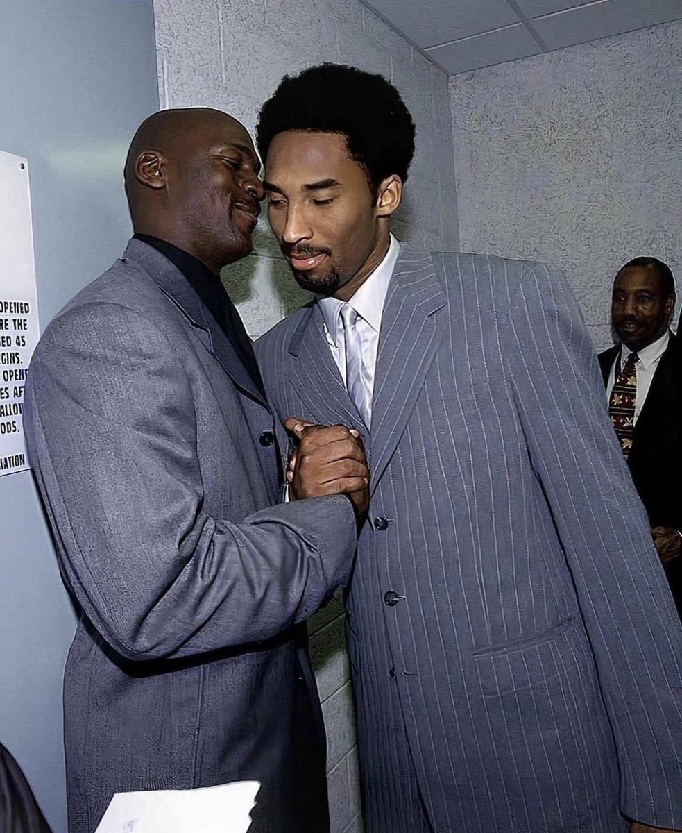 Jordan and Kobe meet after a game in 2000 🔥 📸: adbphotoinc