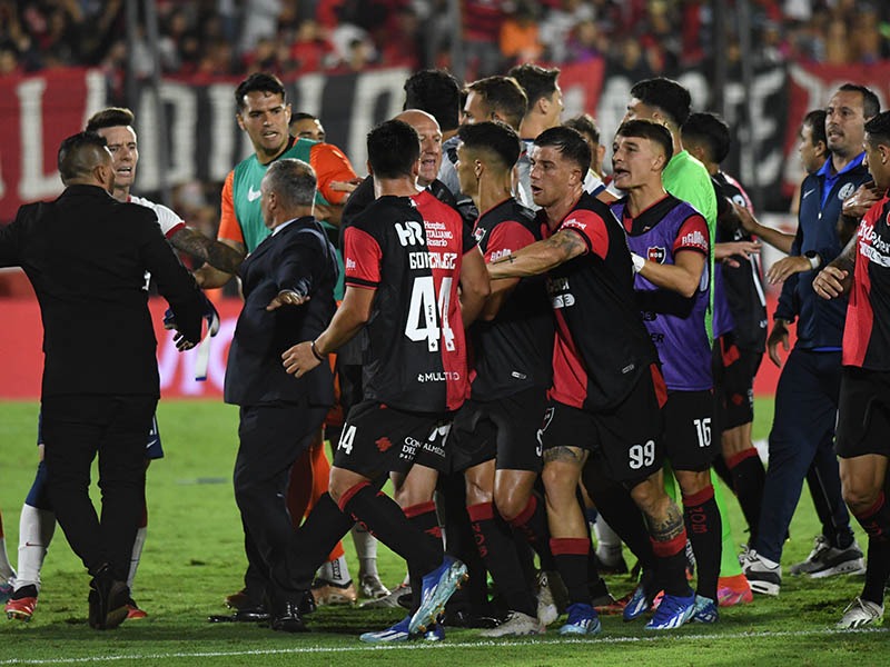 chinoodisio's tweet photo. Larriera caliente: "Ya se tiene que terminar el caballero Larriera. Están pasando cosas muy raras todos los partidos y me estoy cansando. ¿Que está haciendo el VAR en Ezeiza? Revisaron la jugada 4 minutos y no vieron nada? Es raro" https://t.co/IsAVzbeN94