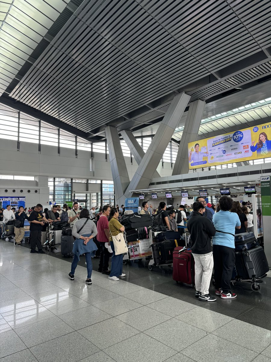 SimSimShimura's tweet photo. マニラ経営塾終わり日本に帰国
今回ももちろんマイルで航空券購入
プラチナステータスなので並ばず、
ラウンジも使えるので良き。
並んでる人見ると大変だなと毎回思う https://t.co/g1LmfCcyN6