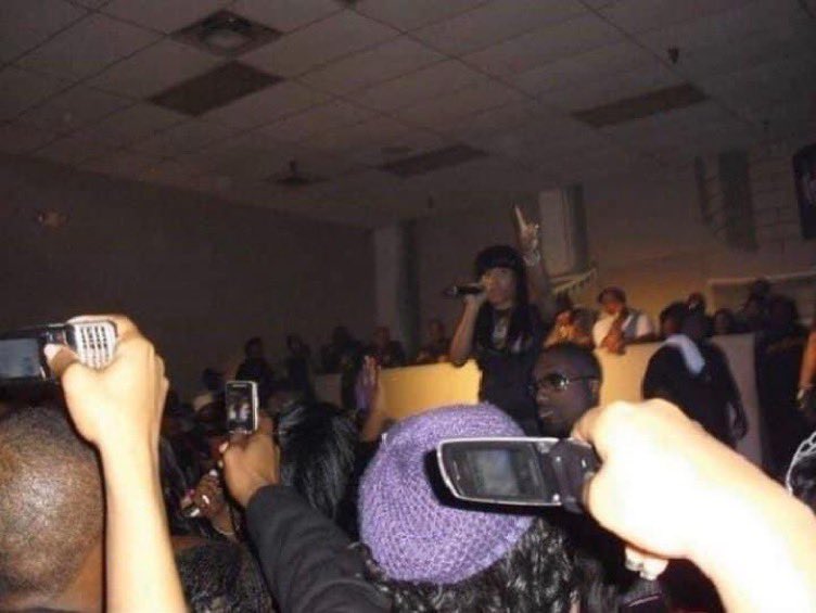 concertleaks's tweet photo. Nicki Minaj surprised fans in the VIP lounge tonight! 

 https://t.co/3wBleEDSti