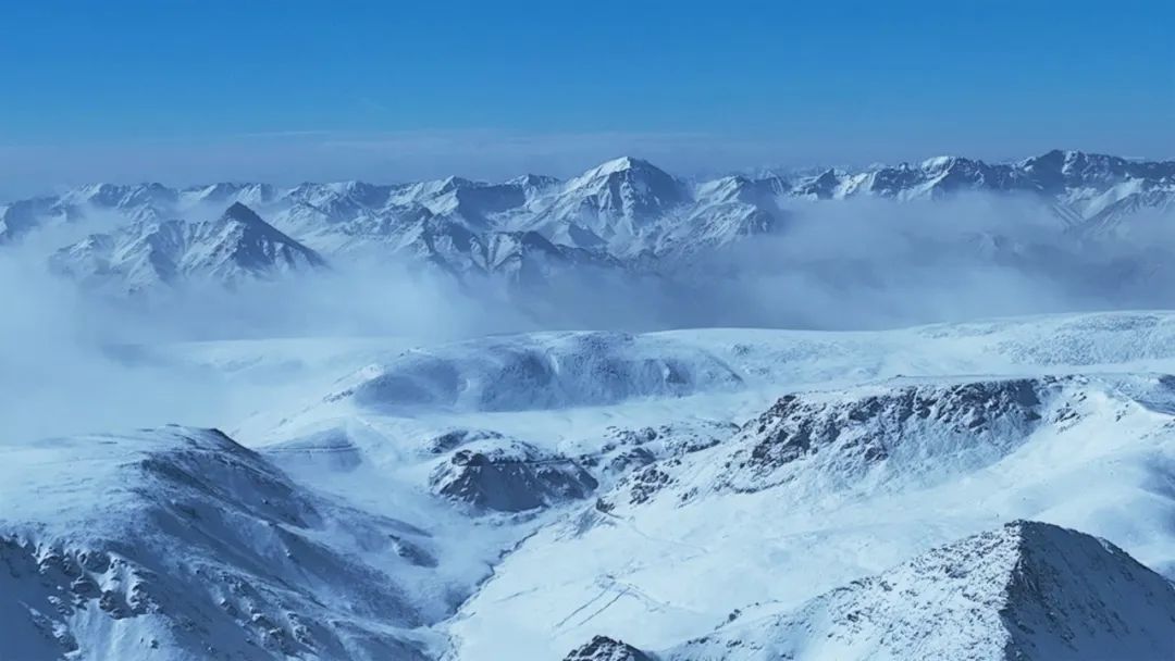 ExploreGansu's tweet photo. ❄️⛰️❄️The rolling Qilian Mountains in Sunan Yugur autonomous county, #Gansu province, are covered in a spring snow, presenting a stunning spectacle. #SpringSnow #WinterWonderland #SnowyGansu #GansuView https://t.co/7spktYukuF