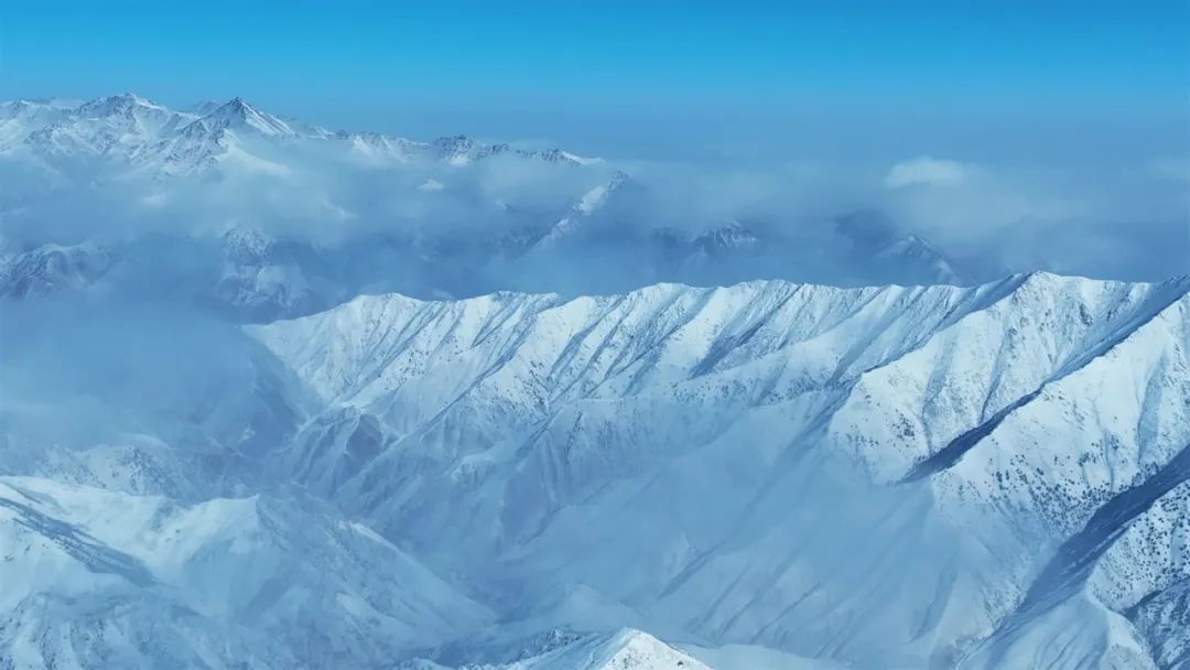 ExploreGansu's tweet photo. ❄️⛰️❄️The rolling Qilian Mountains in Sunan Yugur autonomous county, #Gansu province, are covered in a spring snow, presenting a stunning spectacle. #SpringSnow #WinterWonderland #SnowyGansu #GansuView https://t.co/7spktYukuF