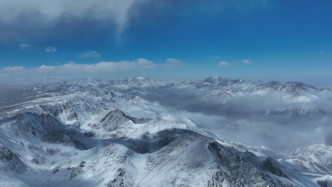 ExploreGansu's tweet photo. ❄️⛰️❄️The rolling Qilian Mountains in Sunan Yugur autonomous county, #Gansu province, are covered in a spring snow, presenting a stunning spectacle. #SpringSnow #WinterWonderland #SnowyGansu #GansuView https://t.co/7spktYukuF