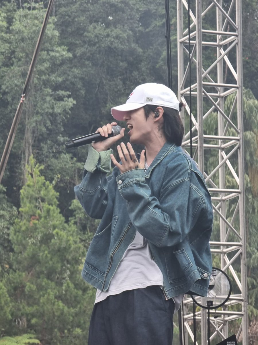 disneymafiaboss's tweet photo. I had a great time at the festival.
Was worried the colours on the screen wouldn't match with the fan banner but it looks great!

Thankyou for the banner @eaJPark_MY
My joy to promote Jae and his soundcheck was just as awesome.
#eaJPark 
#eaJatSUPALAPA 
#SUPALAPA 
#supalapa2024 https://t.co/V01SRZkNCn