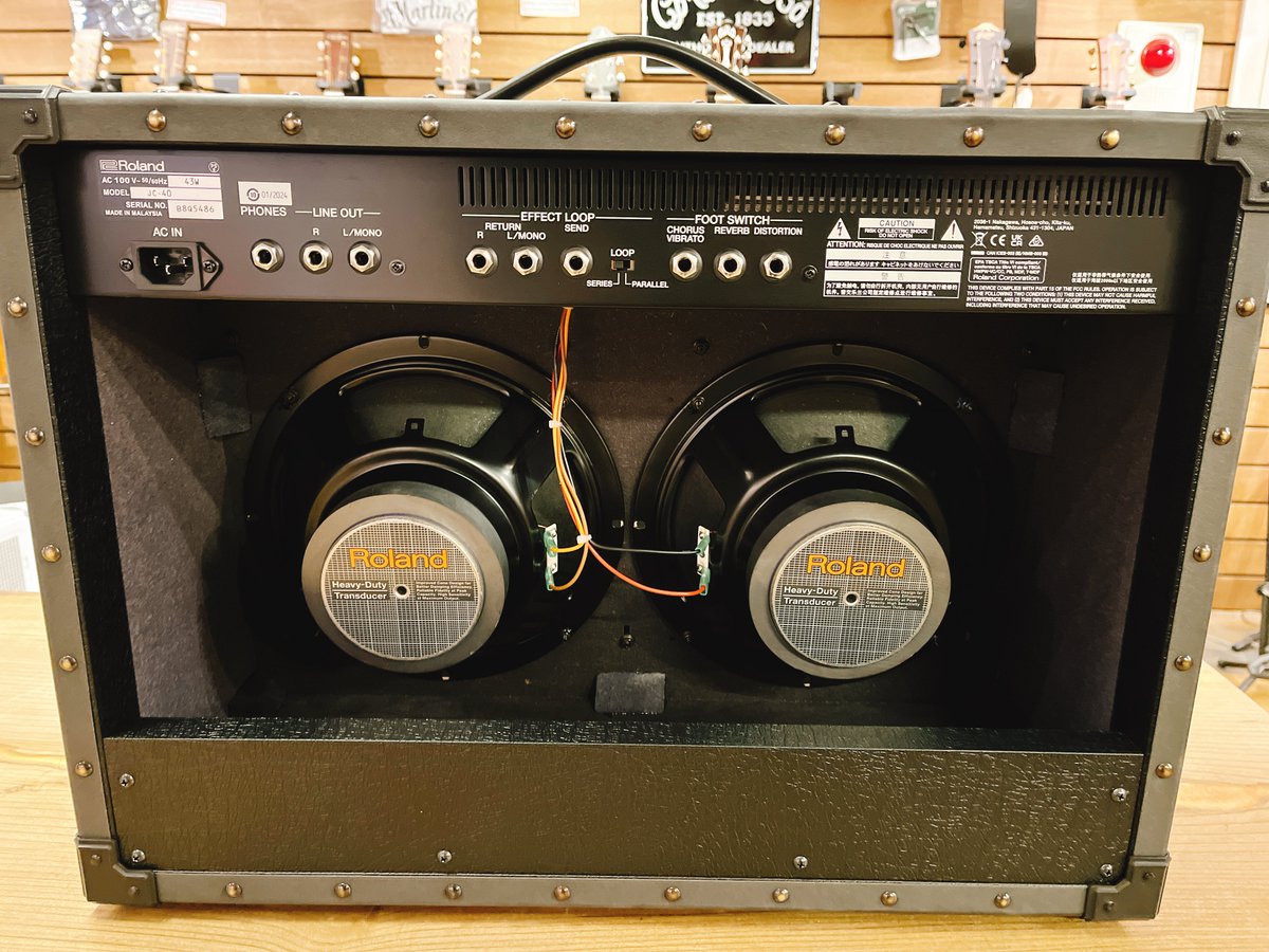 Hamachan_1968's tweet photo. かなり長い間待ちましたがRoland JC-40が入荷致しました。

使いやすくナイスなサウンドのギターアンプです。

税込売価¥66,000-

宜しくお願い致します😊

#Roland #JC40 #ジャズコ #木定楽器店 #広島 https://t.co/8LOHv7HILV