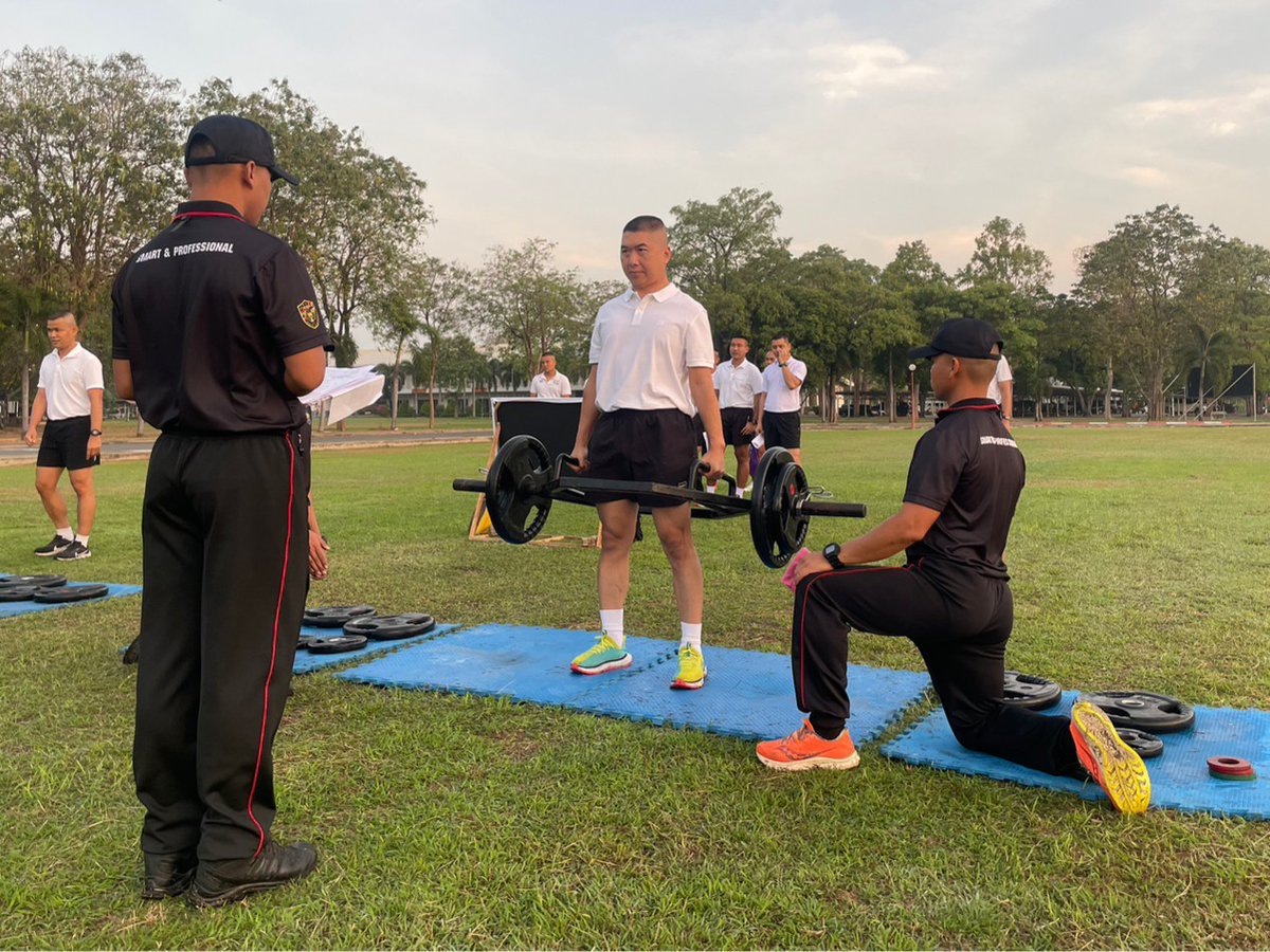 Thaipsyop1's tweet photo. ทดสอบร่างกาย วัดสมรรถนะความแกร่ง💪
:
💂♂️เพราะพวกเรา คือ #นักรบพิเศษ การทดสอบร่างกาย เป็นการเตรียมความพร้อมของร่างกาย ให้สมบูรณ์แข็งแรงอยู่สม่ำเสมอ เพื่อที่จะปฏิบัติตามภารกิจที่ได้รับมอบ
:
#ทดสอบร่างกาย
#SmartStrong 💪
#กองทัพบก https://t.co/q2nwSiuekN