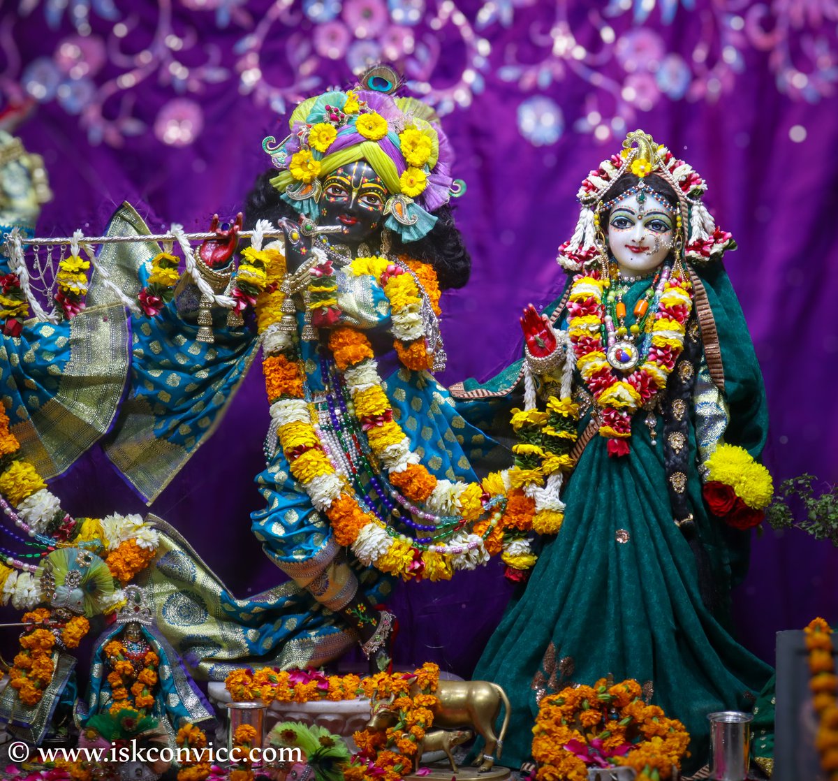 iskconvicc's tweet photo. Śrī Śrī Radha Gopal Darshan - 4/3/2024 @iskconvicc
#srisriradhagopal #iskconvicc #iskconvaranasi #govind #heykrishna #bhagwan #mondaymornings #aajkedarshan #todaysdarshan #bankebihari #radharaman #thakurji #sarkar #blue #bluekrishna https://t.co/VoLw2DEnvJ