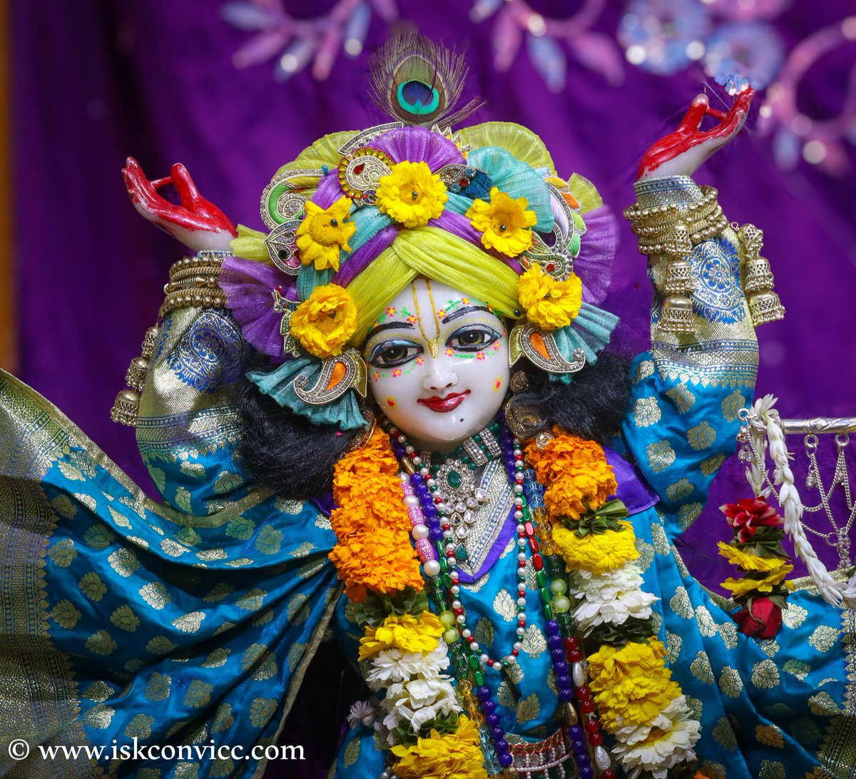 iskconvicc's tweet photo. Śrī Śrī Radha Gopal Darshan - 4/3/2024 @iskconvicc
#srisriradhagopal #iskconvicc #iskconvaranasi #govind #heykrishna #bhagwan #mondaymornings #aajkedarshan #todaysdarshan #bankebihari #radharaman #thakurji #sarkar #blue #bluekrishna https://t.co/VoLw2DEnvJ