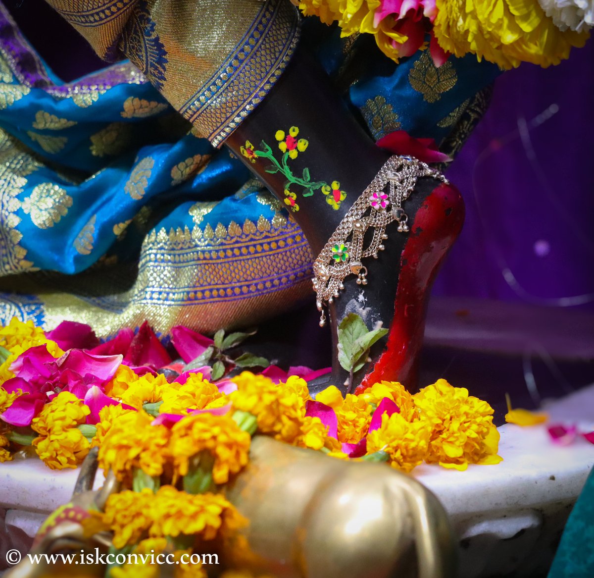 iskconvicc's tweet photo. Śrī Śrī Radha Gopal Darshan - 4/3/2024 @iskconvicc
#srisriradhagopal #iskconvicc #iskconvaranasi #govind #heykrishna #bhagwan #mondaymornings #aajkedarshan #todaysdarshan #bankebihari #radharaman #thakurji #sarkar #blue #bluekrishna https://t.co/VoLw2DEnvJ