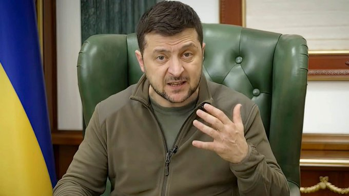 ferozwala's tweet image. #Zelensky blames #West after botching  #counterOffensive that should have never taken place   

“I think he’s just looking for the reasons to point fingers at [now former military commander-in-chief] General #Zaluzhny. He was trying to divert the blame,” retired US Lt. Col. Earl