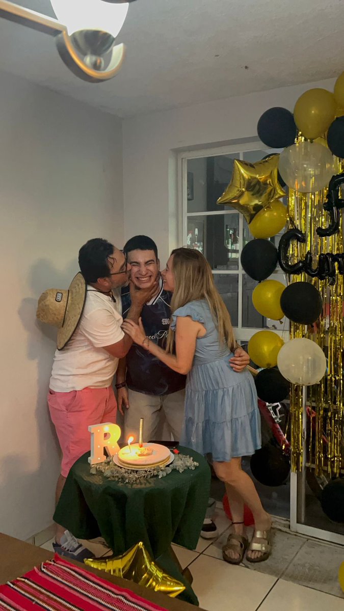 increíble que estas personas llevan tres 3 de marzo alegrándome la vida y haciendo me sentir más que feliz ❤️‍🩹😭