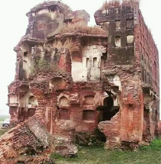 Todarmal however had to bear the wrath of Wazir Khan, he & his family abandoned his Jahaz haveli after this incident & faded into oblivion, with this dilapidated building being their only reminder. In the coming years, the haveli fell into rapid disrepair & collapsed. (9)