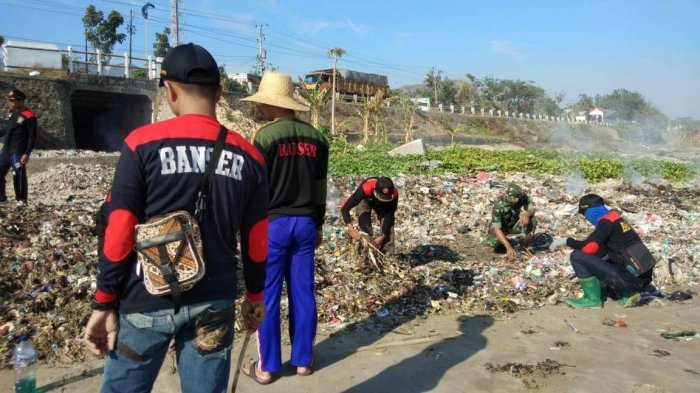 elmoerif's tweet photo. GP Ansor: Mari Kita Berperang Melawan Sampah Laut.

Kita mulai dari kegelisahan yang sama bahwa, Menurut catatan World Population Review, Indonesia adalah penyumbang sampah laut No 5 di dunia, dan menurut data KLHK, pada tahun 2020 wilayah lautan Indonesia sudah tercemar oleh sekitar 1.772,7 gram sampah per meter persegi (g/m2). Mengingat luas lautan Indonesia yang totalnya 3,25 juta km2, bisa diperkirakan bahwa jumlah sampah di laut Nusantara secara keseluruhan sudah mencapai 5,75 juta ton.

Jenis sampah yang paling banyak ditemukan adalah sampah plastik, dengan bobot seberat 627,80 g/m2. Jumlah itu memiliki proporsi 35,4% dari total sampah di laut Indonesia pada 2020.

GP Ansor sebagai organisasi kepemudaan keagamaan punya tanggung jawab sosial untuk ikut “Berperang” melawan sampah laut, khususnya sampah plastik tersebut. Struktural, Jaringan GP Ansor sampai hingga pada tatanan masyarakat paling bawah, ini menjadi kekuatan ampun untuk kemudian ikut andil dalam ikhtiar baik menjaga laut, menjaga Indonesia.

Mungkin hampir tiap minggu, ada dari Pengurus Anak Cabang (PAC) GP Ansor di Kecamatan daerah pesisir pantai, baik di Jawa maupun di pulau-pulau lain mempunyai Giat bersih-bersih pantai, ikhtiar sederhana yang menjadi rutinitas pada satu semangat Hubbul Wahtan Minal Iman kami. Namun masalah sampah plastik tidak cukup dengan hanya membersihkan di bibir pantai, masalah sampah plastik adalah masalah yang cukup kompleks, ada hulu hilirnya, mulai dari kebijakan perusahaan penghasil produk yang menggunakan plastik sebagai bungkusnya, kesadaran masyarakat, hingga sikap kebijakan pemangku jabatan, GP Ansor tidak bisa melakukannya sendiri, perlu bergandeng tangan dengan berbagai pihak untuk bersama melawan sampah plastik ini. GP Ansor akan bergandeng tangan dengan siapapun untuk ikhtiar mencintai Indonesia ini.

Akan lebih efektif jika kompleksitas soal sampah laut, menjadi kesadaran bersama, dilakukan dengan bersama-sama dengan satu semangat sebagai anak bangsa yang mencintai negerinya, mari bersama “Berperang” melawan sampah plastik di laut kita.