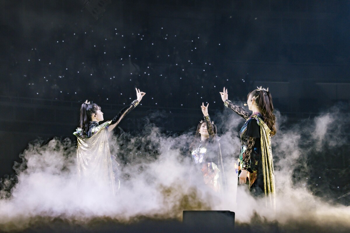 【ライブレポート】BABYMETAL横アリ2日目「ハッピーバースデーMOMOMETAL！」（写真14枚） natalie.mu/music/news/563… #BABYMETAL #LEGENDMM #21NIGHT #FOXFEST