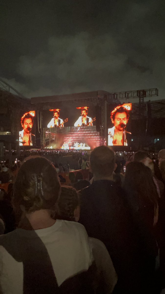 traitorzayn's tweet photo. saw taylor 10 days ago and harry 365 days ago 😭 https://t.co/R5jqfDkfEi