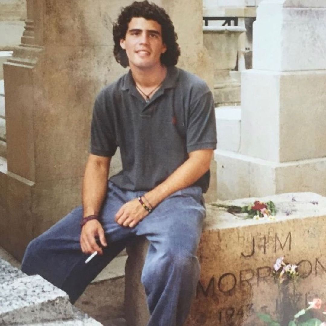 HousewivesHub's tweet photo. Old photo of Andy Cohen at 20 smoking on Jim Morrison's grave. https://t.co/mjzZhb58dQ