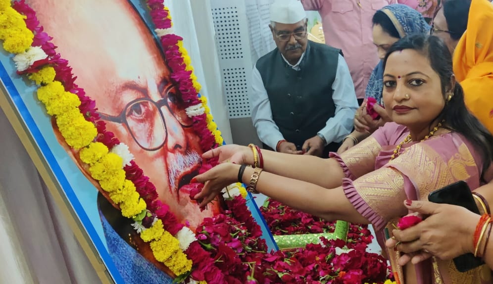 GeetaManjhi's tweet image. केन्द्रीय मंत्री, पूर्व राज्यपाल व मध्यप्रदेश के पूर्व मुख्यमंत्री स्व.श्री अर्जुन सिंह जी &quot;दाऊ साहब&quot; की पुण्यतिथि पर उन्हें भावपूर्ण नमन। 
विनम्र श्रद्धांजलि।👏👏
#ArjunSingh
@ASinghINC