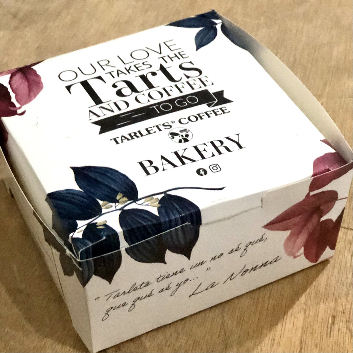 Pipiripunk's tweet photo. La felicidad existe, y viene dentro de una cajita de cartón, sabe a queso con chocolate y tiene forma de corazón 😉
#TarletsCoffee https://t.co/jWs5UpdfWP