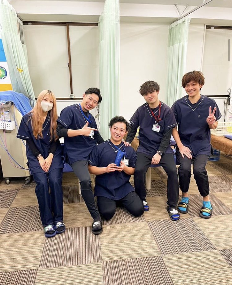 bestseikotsuin's tweet photo. 「求人募集❗️」
我々と一緒に働きませんか？？

・業界トップクラスの給与システム！
当院は半歩合制を取り入れており、
他院では院長しかさせて貰えない仕事や
各種書類の書き方など開業時必要なスキルが最短で学べます。

詳しい情報は当院へお問い合わせ下さい👨‍⚕️

#柔道整復師募集　#柔整師募集 https://t.co/TvE0afEI1k
