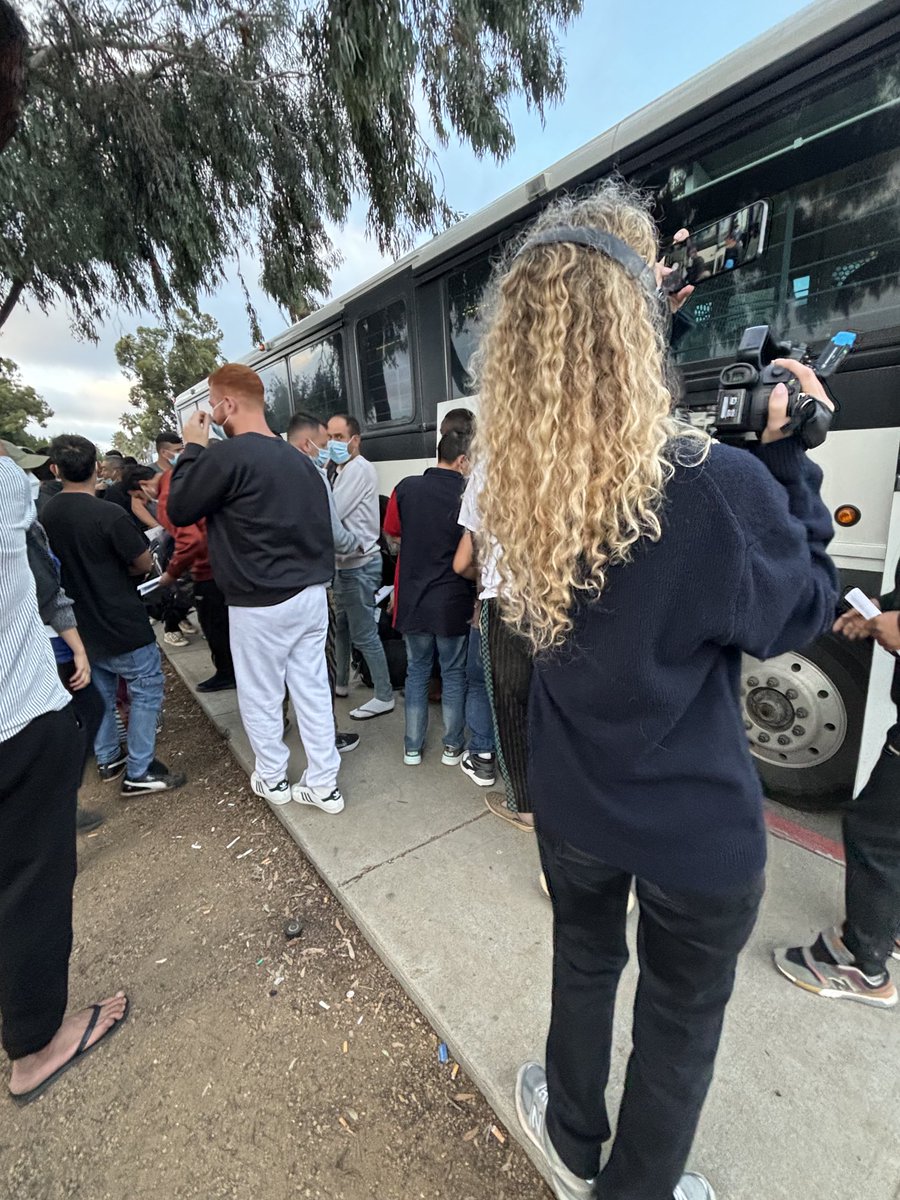 Migrantkaos i USA. I San Diego transporterer grænsepolitiet dem i  busser ind i byen, hvor de kan rejse frit, hvorhen de vil. Kæmpe tema i valgkampen mellem Biden &amp; Trump. ⁦<a href="/CelinaDanielsen/">Celina Liv Danielsen</a>⁩ og jeg har mødt det menneskelige kaos. ⁦<a href="/tv2newsdk/">TV 2 NEWS</a>⁩ kl.6