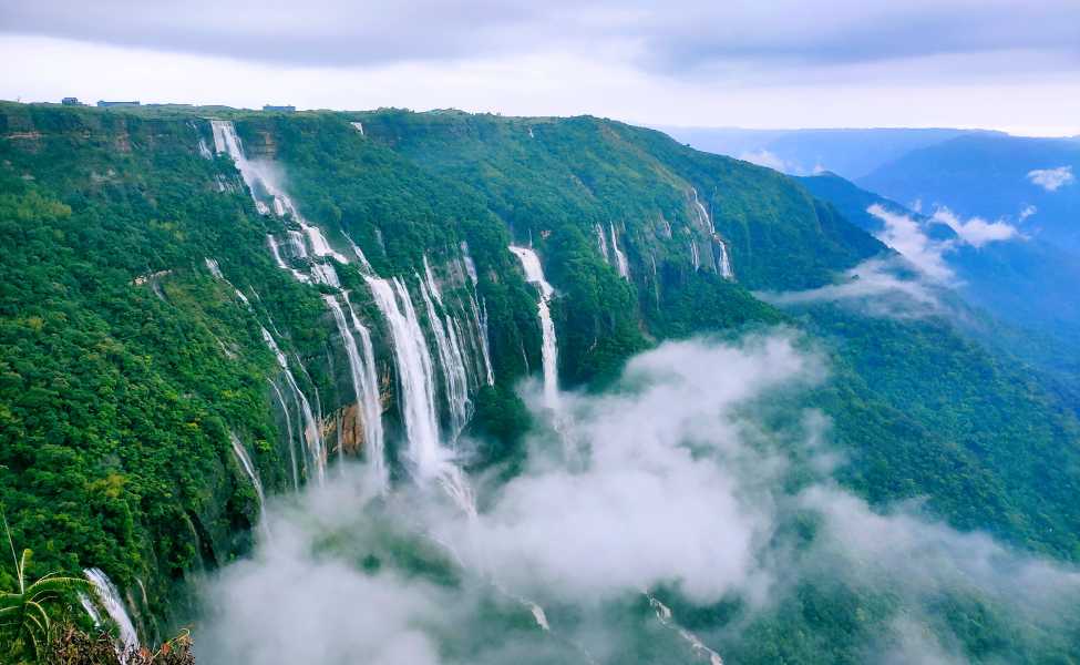 Top 10 Wettest Places on Earth 🌍
 
🇮🇳 Mawsynram, Meghalaya State, India :
Average annual rainfall: 11,871mm

🇮🇳 Cherrapunji, Meghalaya State, India :
Average annual rainfall: 11,777mm

🇺🇲 Tutendo, Colombia, South America : 
Average annual rainfall: 11,770mm

🇳🇿 Cropp River, New