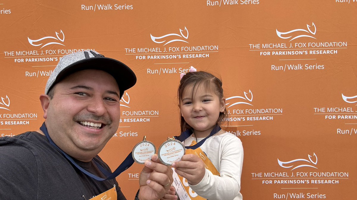 hellomrlopez's tweet photo. The weather stayed perfect for a beautiful day of celebration as we joined forces w/ #GoTeamFox to #OutrunPD at the Rose Bowl in Pasadena, CA 🌤️🏃‍♂️🎉 @MichaelJFoxOrg https://t.co/G6TQrj41LC