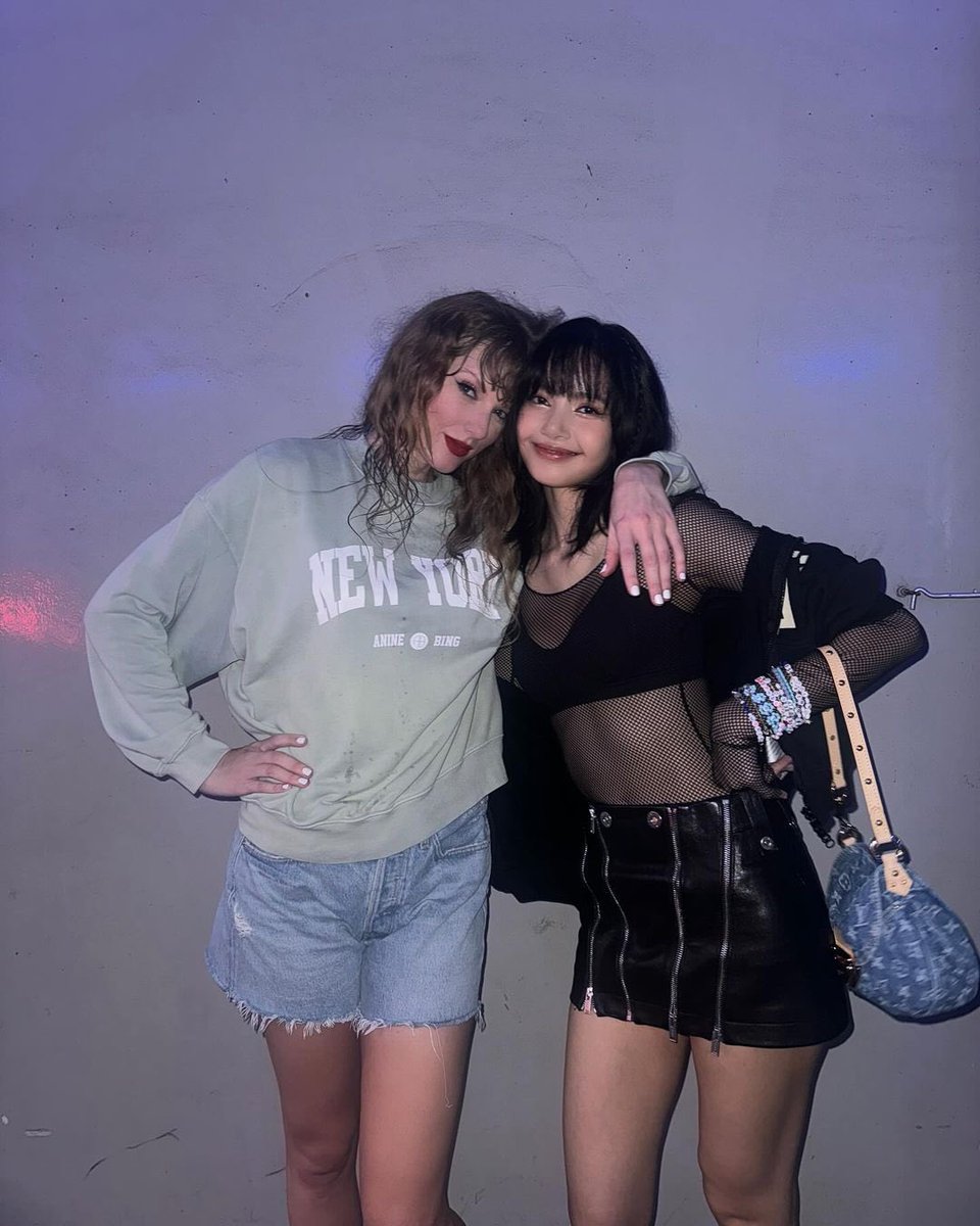 LaliceUpdates's tweet photo. #LISA WITH TAYLOR SWIFT OMG https://t.co/CVfuZZHUN2