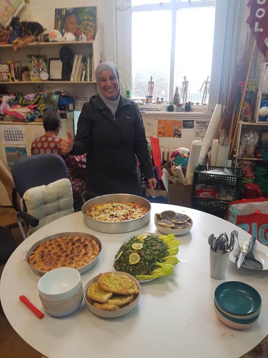 SOLAARTS's tweet image. Shared Lunch the end of last week was Pizza, sometimes Sola participants and staff make food together, or sometimes at home..look what the creative culinary hands of Nemeh produced? An amazing diverse spread. 
#creativecooking #sharedlunch #sharedlunchatwork #refugeefood