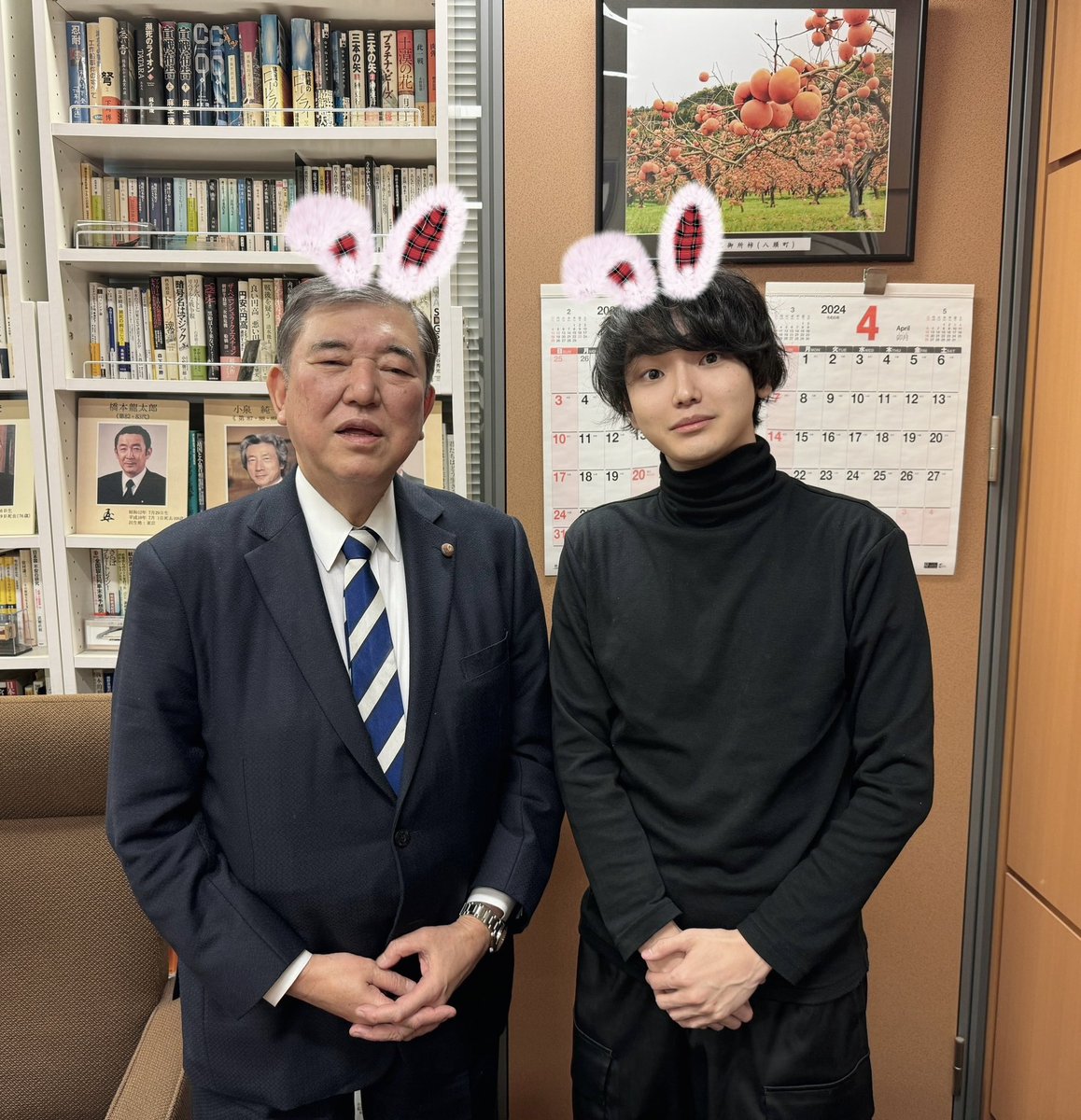 kurahima's tweet photo. 石破さんとUlike🫶 https://t.co/T35SPyrhIz