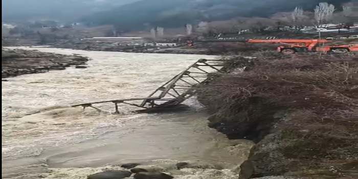 RisingKashmir's tweet photo. #Three feared #dead as #OldBridge collapses in #NorthKashmir’s #Uri
• Search operation #halted; set to #resume today #morning: #SHOUri • Two minor #boys rescued in #Sopore, 1 #critical
Reports @IrfanYattoo
@DCBaramulla @DCBaramulla
@BaramullaPolice @SoporePolice
@mingasherpa
https://t.co/74ADOBClxz