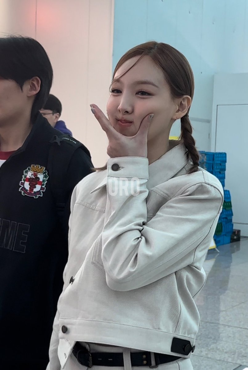 95SYE0N's tweet photo. the nayeon bread is ready to be baked gahaha her cheeks 🥹🍞🩵

NAYEON GOES TO PARIS
#NAYEONxLVFW24
#ParisFashionWeek #LVFW24       
@LouisVuitton @JYPETWICE
 https://t.co/7h8EOiGAKQ