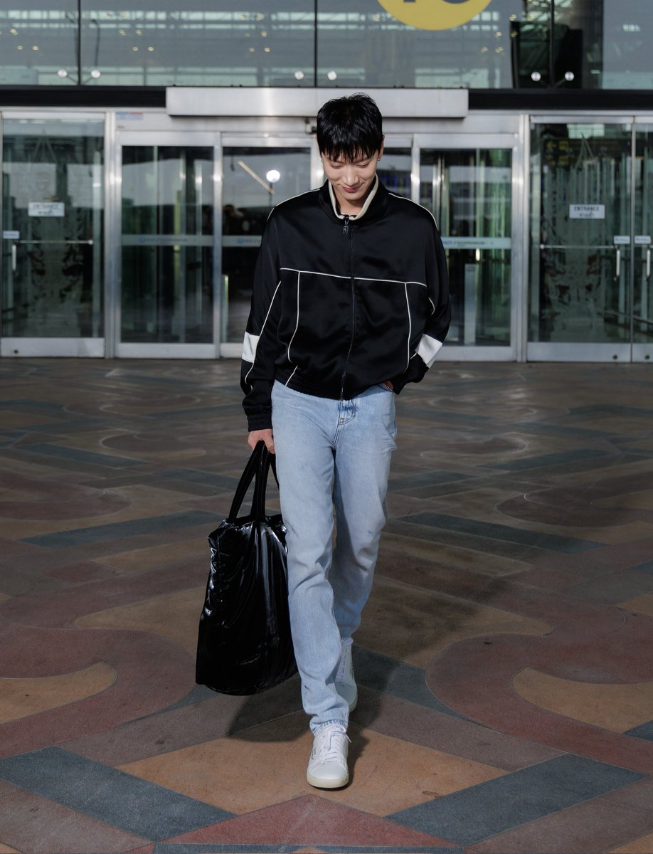 rsvpbangkok's tweet photo. หนุ่ม #เตนล์ชิตพล พร้อมออกเดินทางไปชมแฟชั่นโชว์ #SaintLaurent คอลเล็กชั่นสุภาพบุรุษ Winter 2024 ในวันอังคารที่ 5 มีนาคม เวลา 3 ทุ่ม ตามเวลาท้องถิ่น ตรงกับวันพุธที่ 6 มีนาคม เวลาตี 3 ตามเวลาประเทศไทย#tenlee_1001 #TEN #เตนล์ #텐 #李永钦 #NCT #WayV #威神V #zzocial #minselective https://t.co/NrugAETZVN