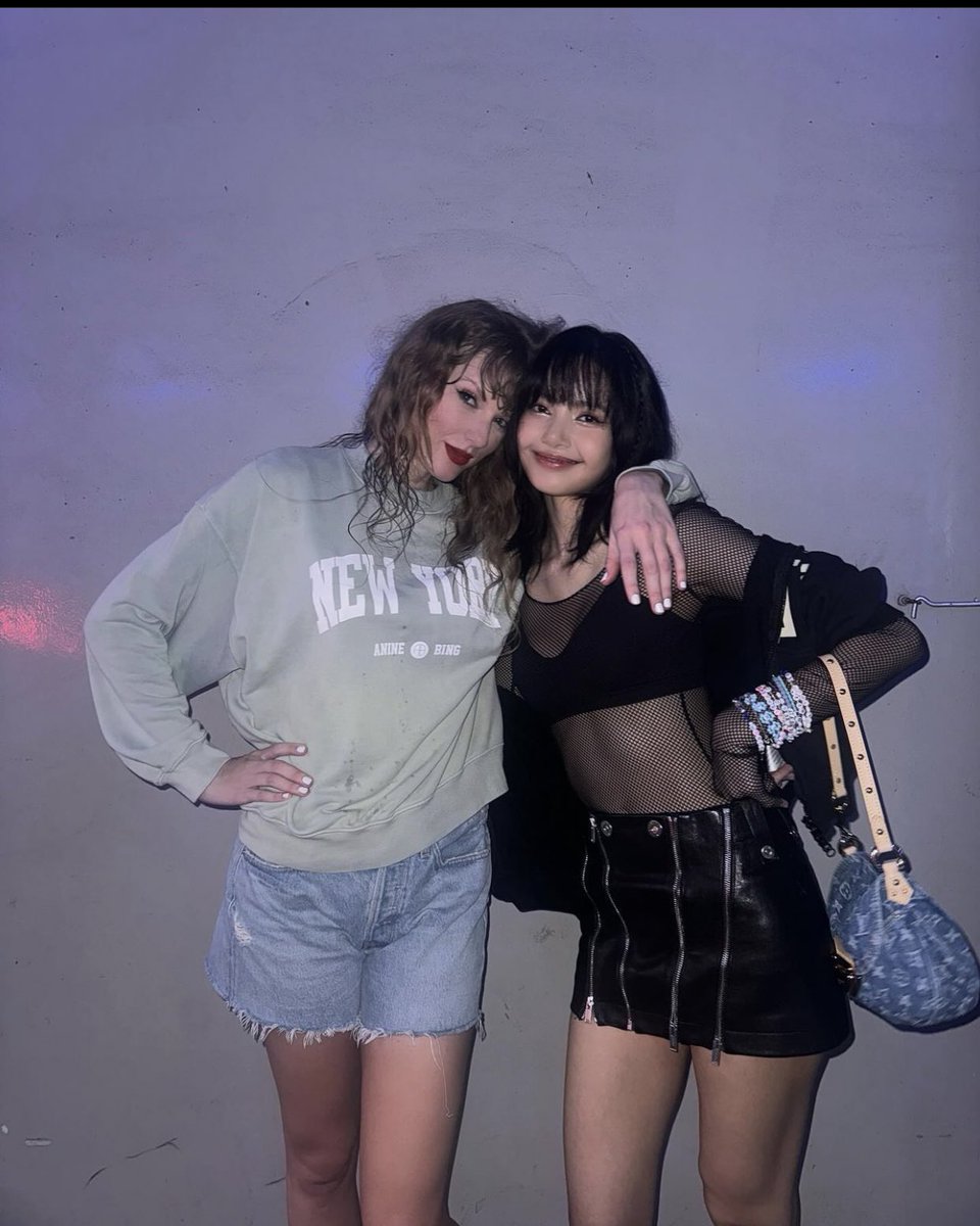 hwahwaleo's tweet photo. ไม่ต้องตัดต่ออีกแล้วค่ะ ฝันที่กลายเป็นจริง

@wearelloud
#LISA #LALISA #LLOUD 
#SingaporeTheErasTour https://t.co/dJn3wdgqzv