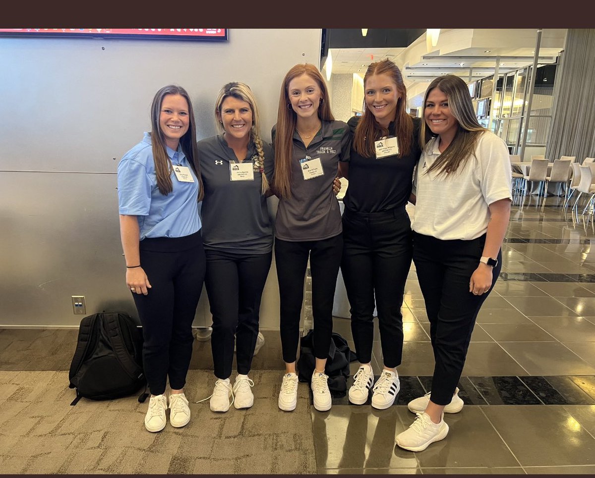 KaeganRenee's tweet photo. DAY 1 of @THSCAcoaches with some of my favs! Getting to network and grow in a profession together might be the coolest thing ever! #ROCKprogram #THSCA @mrscoachaguirre @p_williams20 @Ebrooke15 @ericarussell03 https://t.co/ixKfnIaWIH