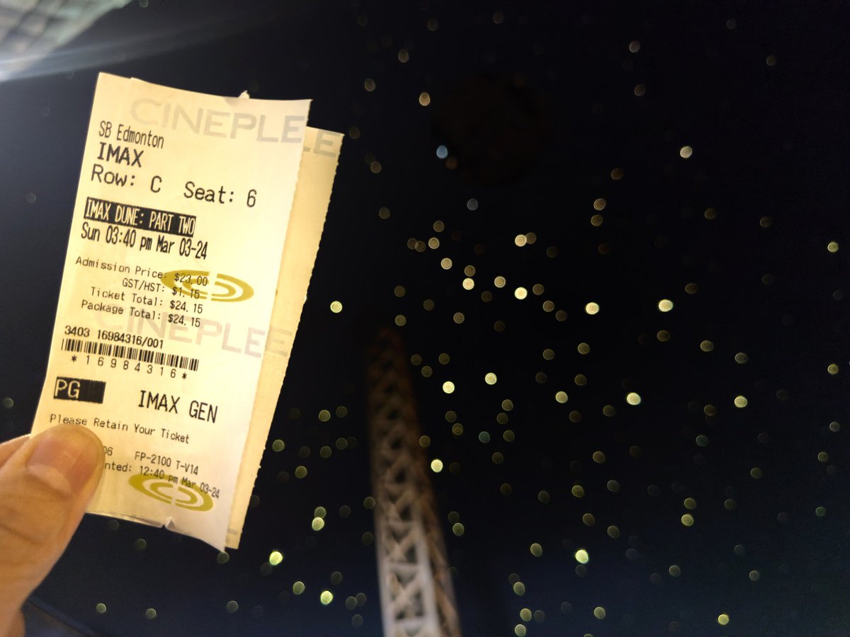 沙丘2延续了前作，依旧终于原著。影片在质感、音效与视觉奇观上有着惊人的呈现，尤其是几场沙虫的戏，哈克南家族、贝杰姐妹会的刻画上，都令人印象深刻。如果说到不足，个人觉得重要情节的推进全部依靠保罗的预言展现，未免粗糙，当然这与原著有关。总之推荐iMax观影。保罗距离黑化仅一步之遥。
#沙丘2